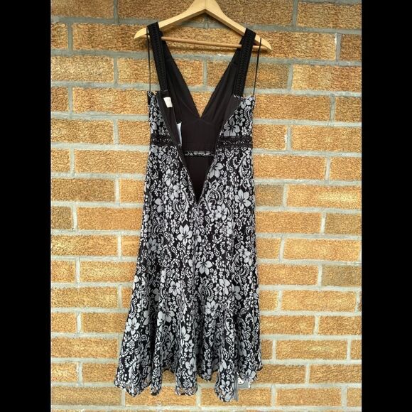 Keepsake The label  Lace Overlay Sleeveless Midi Dress medium - Picture 13 of 16